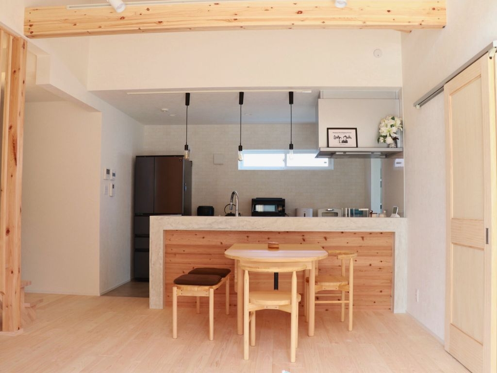 【自然素材をふんだんに使ったこだわりのガレージハウス】