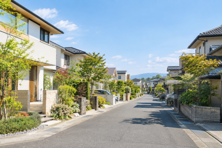 高浜市の住宅街。分譲地の建売住宅と注文住宅が並ぶ通りの様子