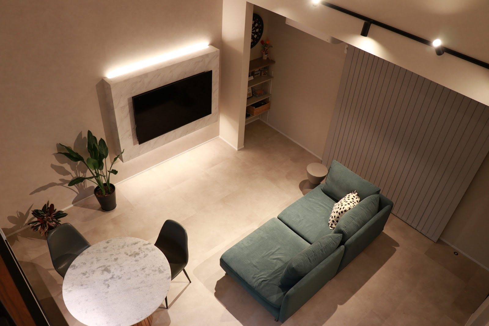 吹き抜けから見下ろすリビング